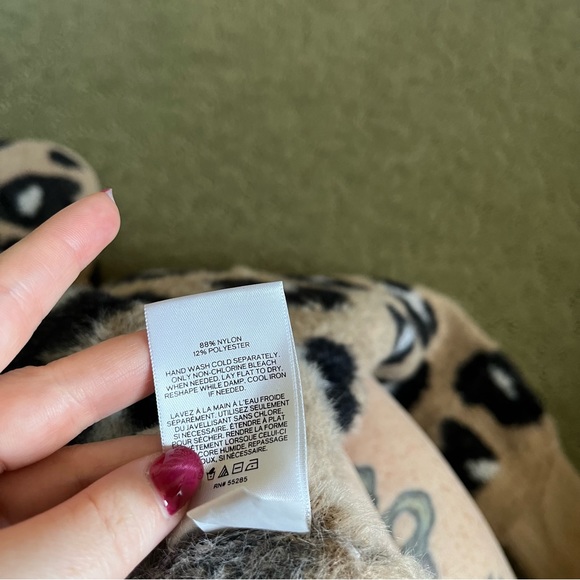 EUC Women’s Express Pullover Leopard Sweater size Small - Picture 5 of 5